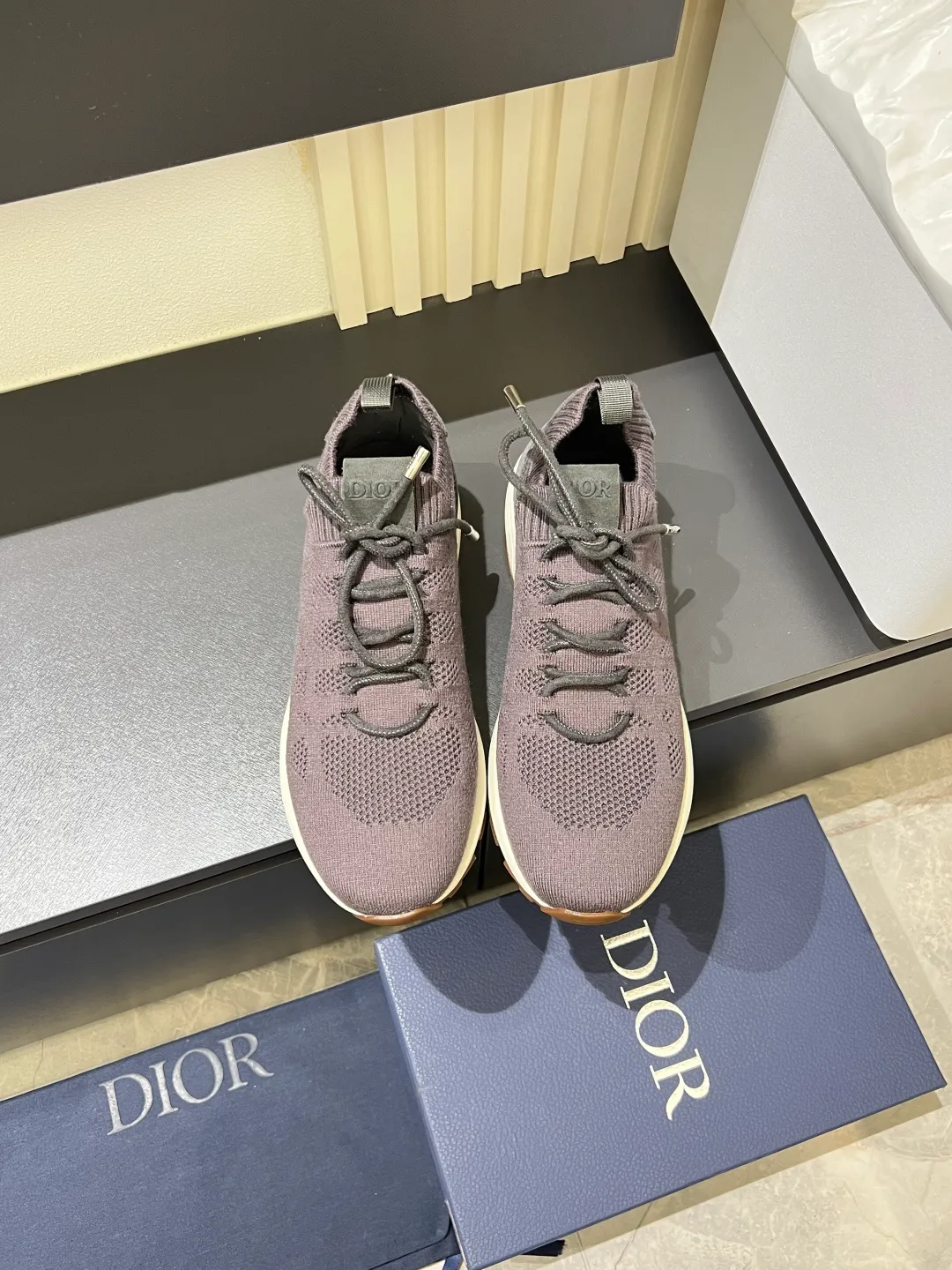 p380 Dior B80 sneakers are a new product of Dior men's series, focusing on comfort and fashion. The upper is made of breathable mesh + fabric splicing, which is lightweight and fits the shape of the foot, making it super comfortable for daily wear. The sole is made of rubber, which has great grip and wear resistance, and is suitable for commuting or light sports. The overall style is simple, the gray tone is versatile, and the shoelaces are adjustable for a more stable fit. Designed by Kim Jones, it is both practical and trendy. It is one of the new hot items in early spring①. size: 38-45 (45 customized)
